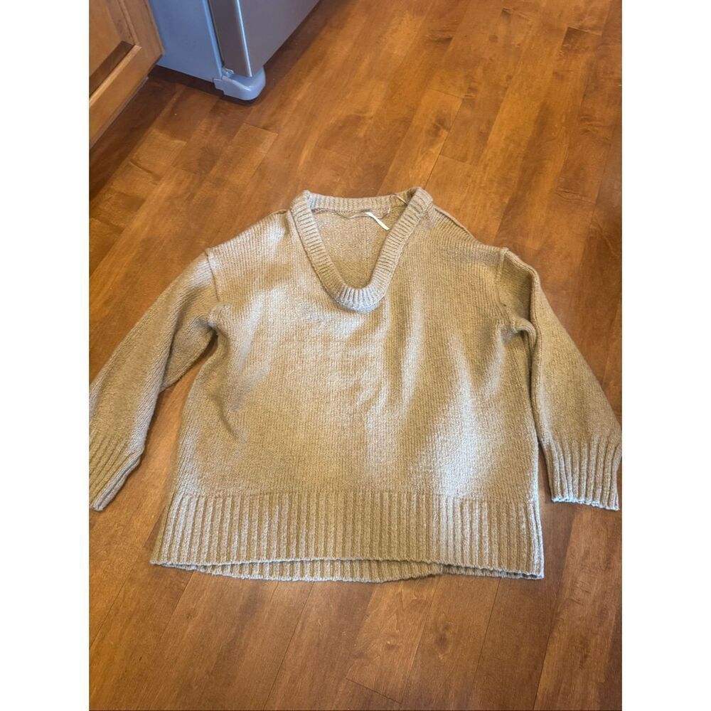 Woman’s free people sweater size small